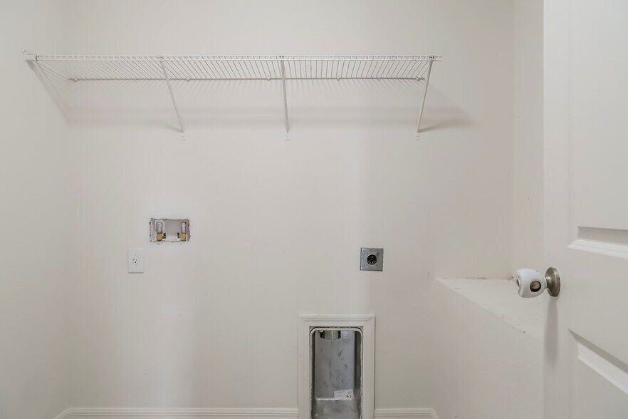 Building Photo - 11184 Leland Groves Dr