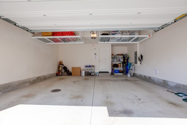 Building Photo - 2460 Solara Ln