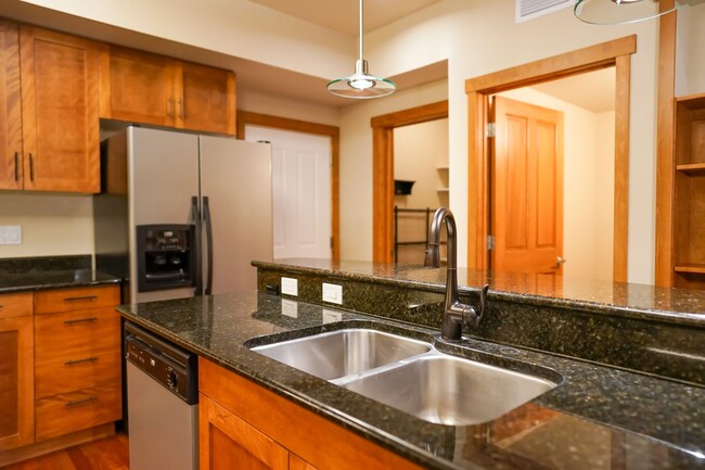 Building Photo - Executive Townhome - Walking distance to C...