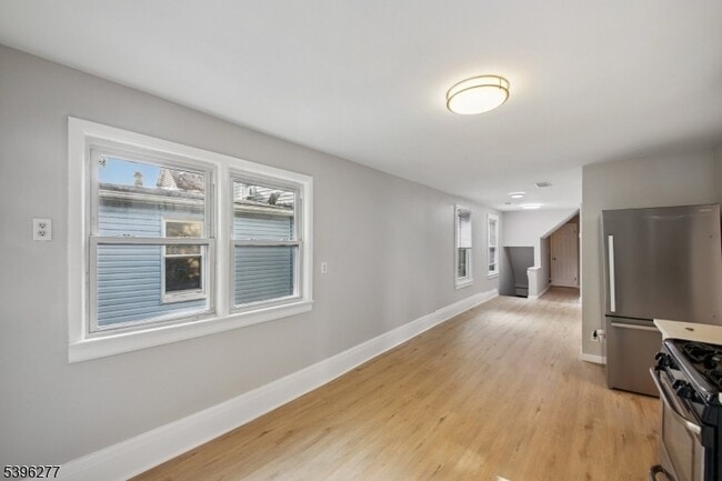 Building Photo - 176 Valley St