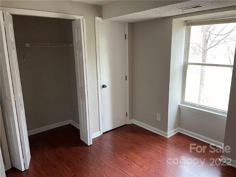 Building Photo - 9520 Shannon Green Dr