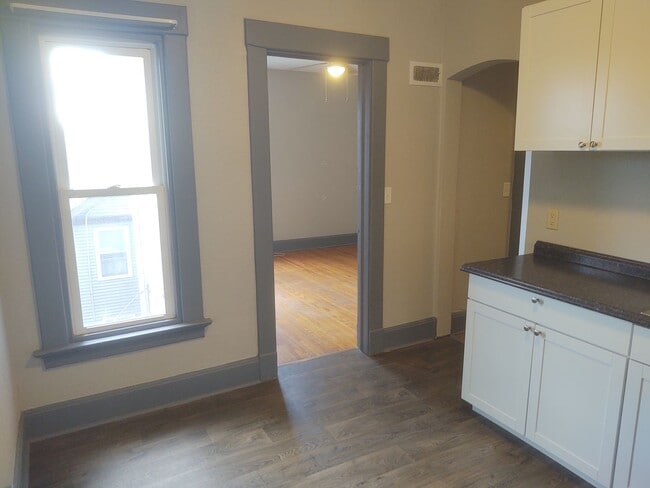 Building Photo - 611 N Perry St