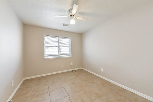 Building Photo - 2533 Potomac Dr