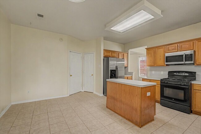 Building Photo - 10840 Sycamore Dr N