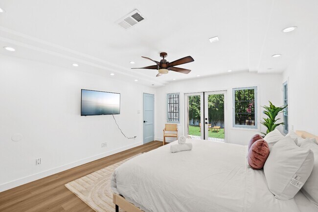 Building Photo - Traditional home | 3 bed 3 bath | Prime Pico-Robertson Area