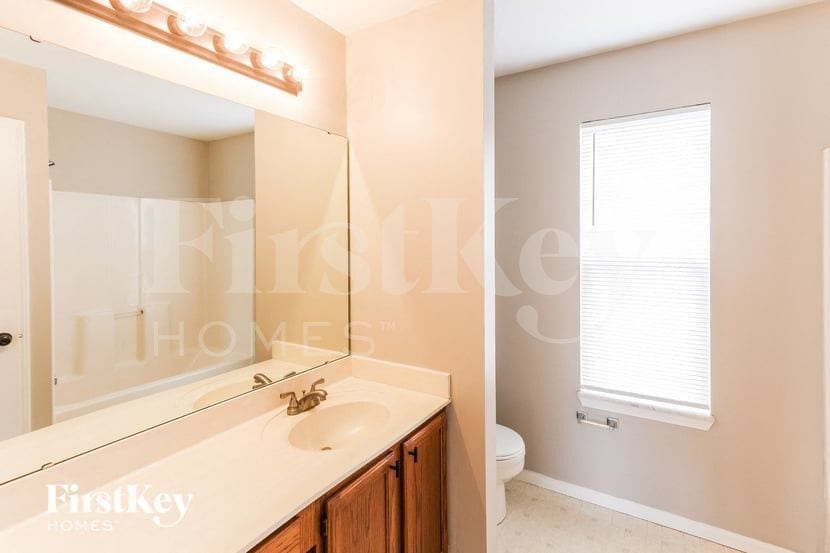 Building Photo - 546 White Fence Dr