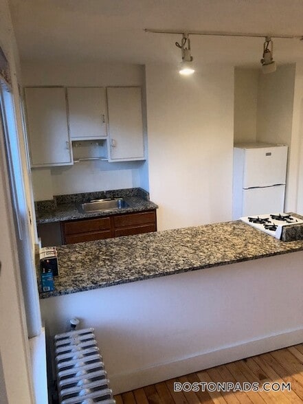 Building Photo - 39 Beacon St