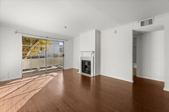 Primary Photo - Bright 3-Bedroom Condo with Balcony and Fi...