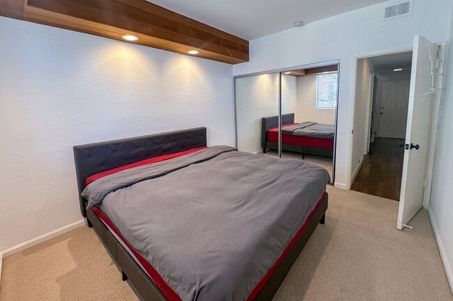 Building Photo - An Enchanted View Townhome