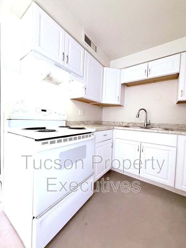 Building Photo - 319 E Blacklidge Dr