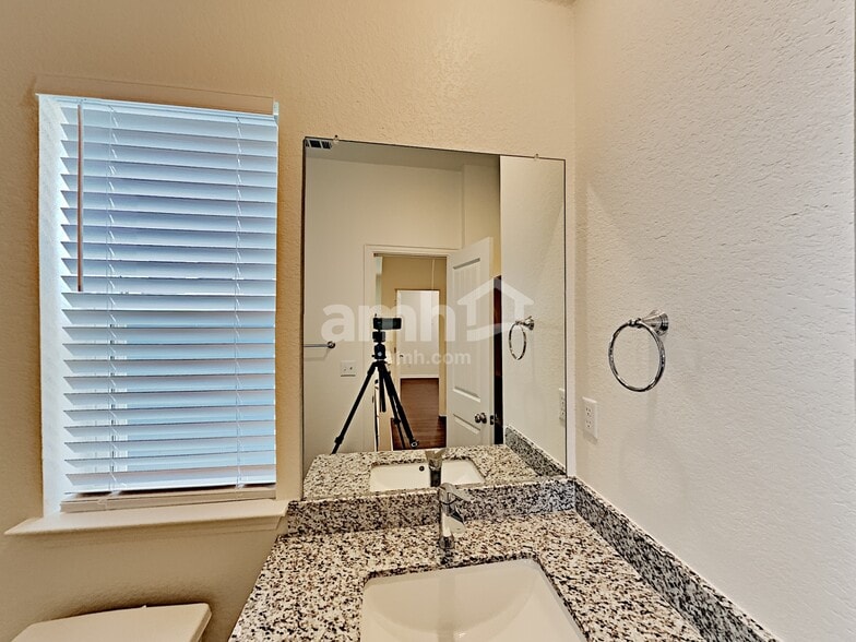 Building Photo - 2705 Lillybrook Ln