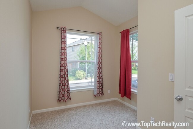 Building Photo - Stunning 4-BR + Den Home | Walk to 53rd Park | Close to Intel | Max & Shopping | Fenced Yard