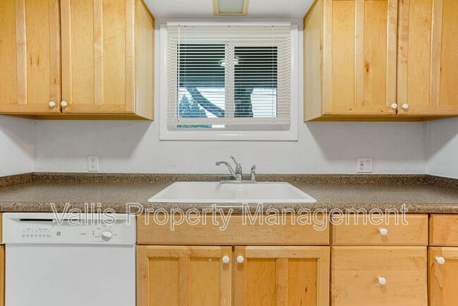 Building Photo - 389 Appleblossom Ave N