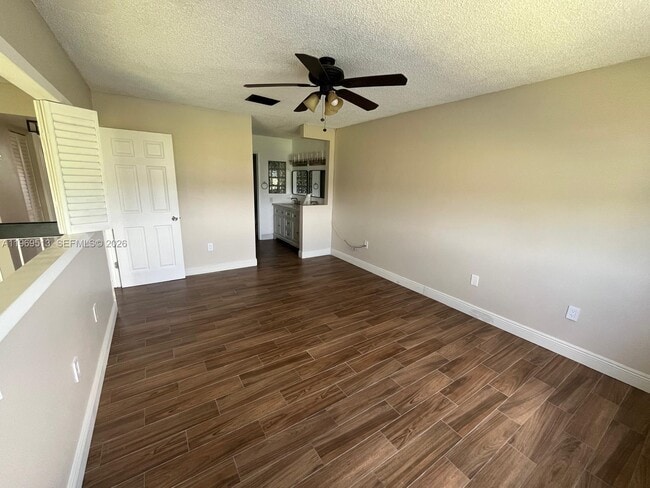 Building Photo - 271 W Park Dr