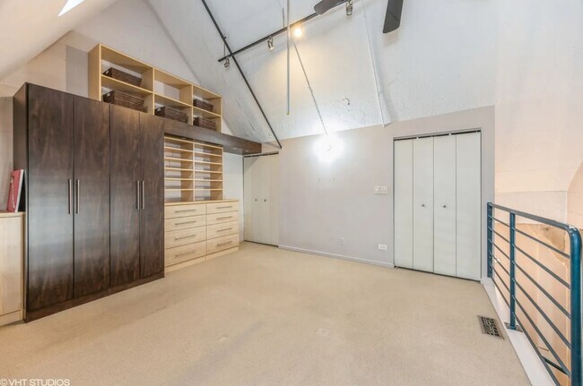 Building Photo - 621 S Plymouth Ct