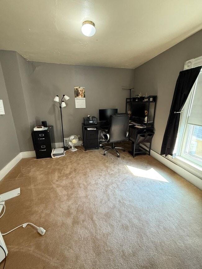Building Photo - Four Bedroom House in La Crosse