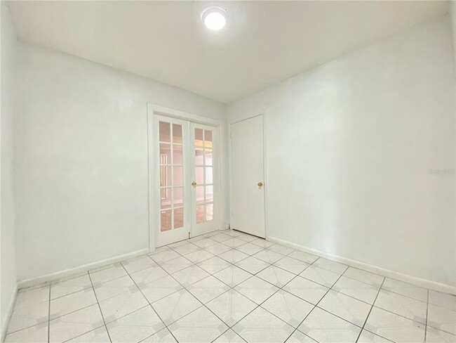 Building Photo - 3112 W Tampa Bay Blvd