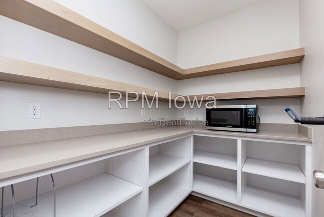Building Photo - 5901 NE Sherman Dr