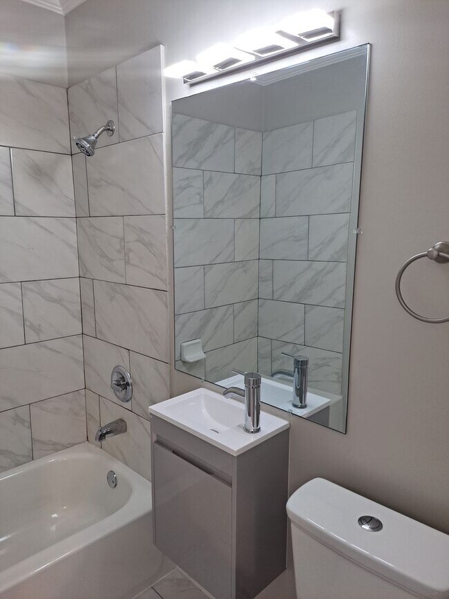 Building Photo - 2 bedroom 2 bath condo $1,150.00 water included