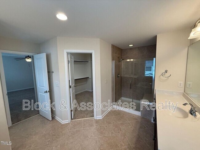 Building Photo - 238 Begen St