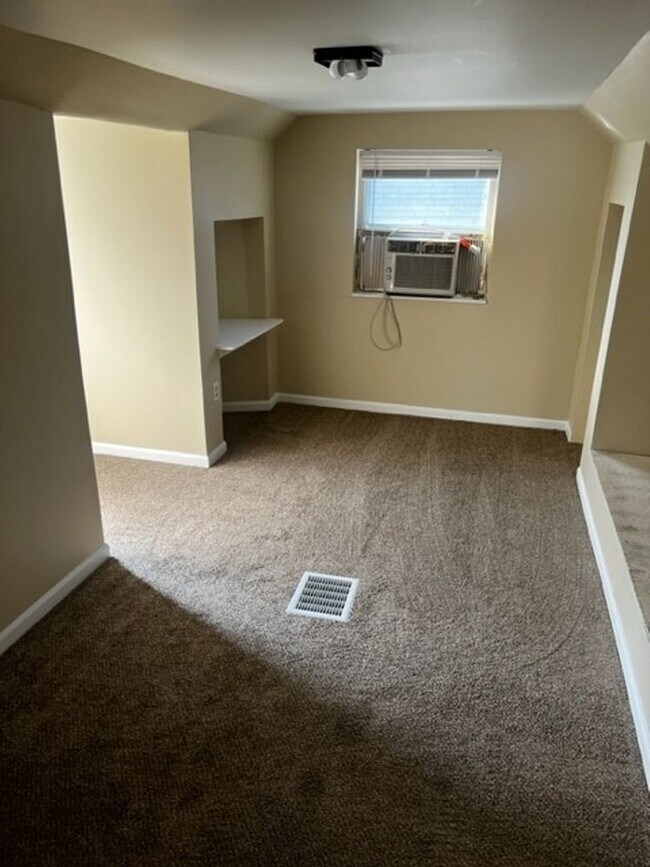 Building Photo - 3 bedroom house | Mayflower Ave |