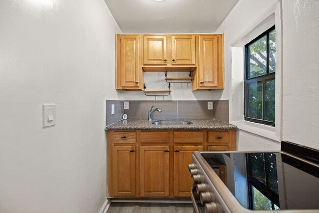 Building Photo - Spacious 1 Bed / 1 Bath Apartment Near Downtown Miami