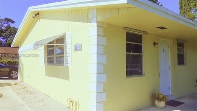 Building Photo - 6125 SW 48th Ct