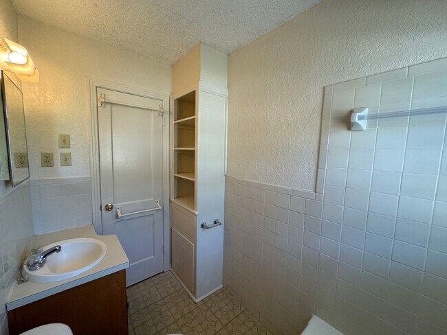 Building Photo - 708-708 Carrie Ave