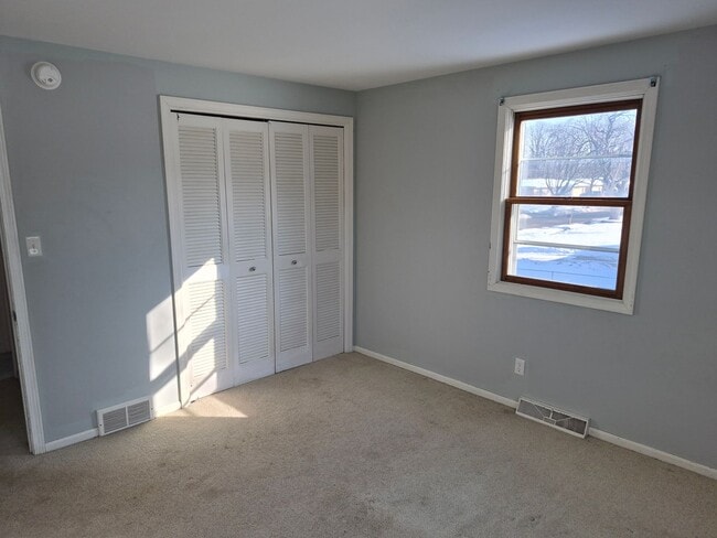 Building Photo - Charming 3 Bedroom Home