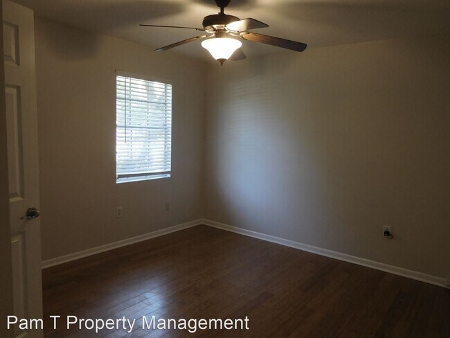 Building Photo - 3 br, 1.5 bath House - 204 Holiday Circle