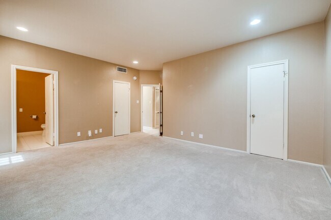 Building Photo - 3-BEDROOM TOWNHOME IN DIJON NORTH, ALAMO HEIGHTS