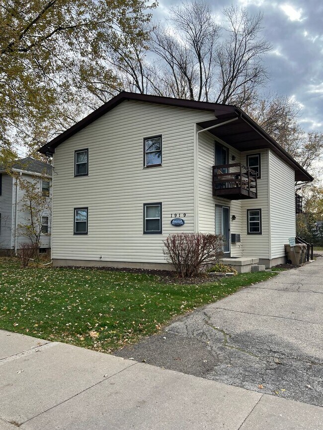 Building Photo - 1919 Sheridan St