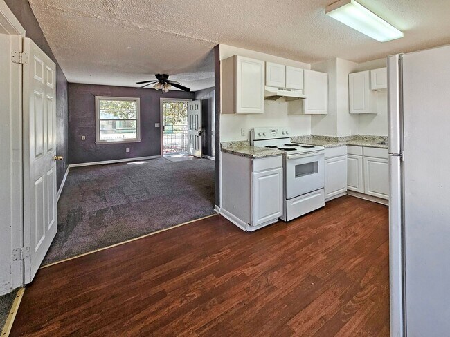 Building Photo - 4/2 Ranch with Fenced Yard - Housing Vouch...