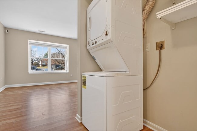 Building Photo - 8 Suncroft Ct