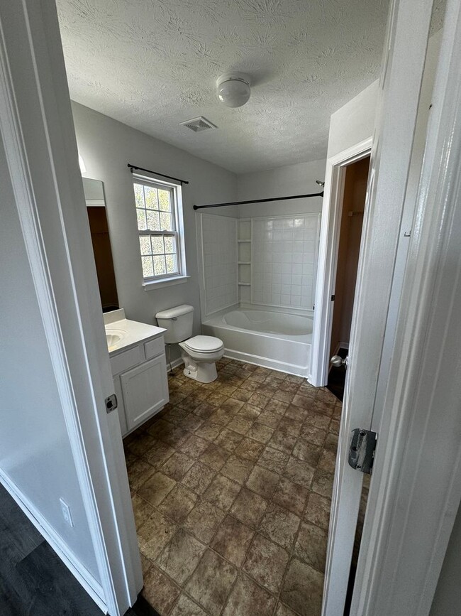 Building Photo - Newly renovated 3 bed/ 2.5 bath near Nasvh...