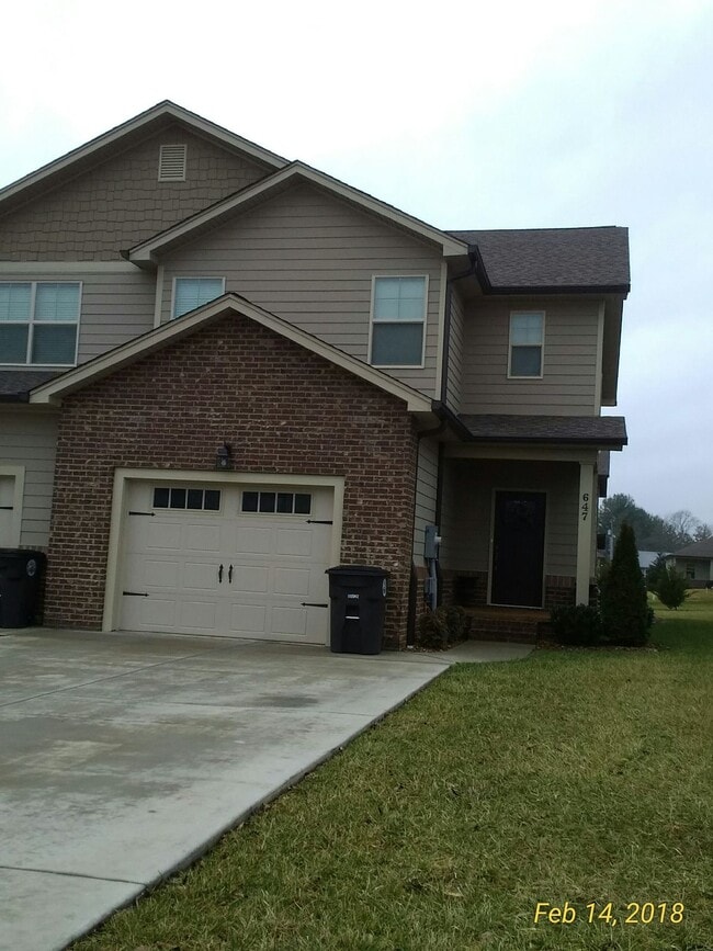 Building Photo - 3 Bedroom 2.5 Bath Townhome with Garage for Rent in Cooper Sq Neighborhood