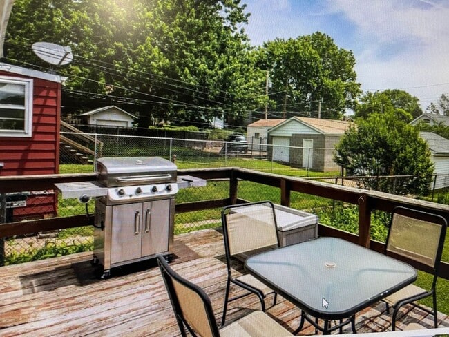 Building Photo - 4424 Dewey Ave