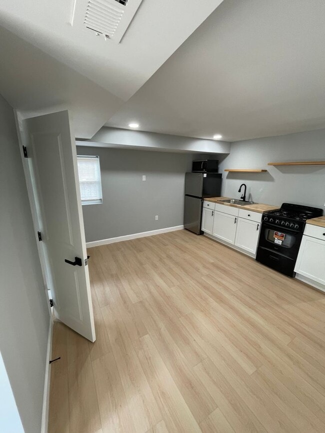 Building Photo - Private Bedroom in Congress Heights!