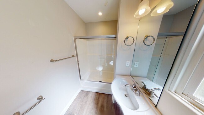 Building Photo - Newly Renovated, Quick to Campus (Lease ou...