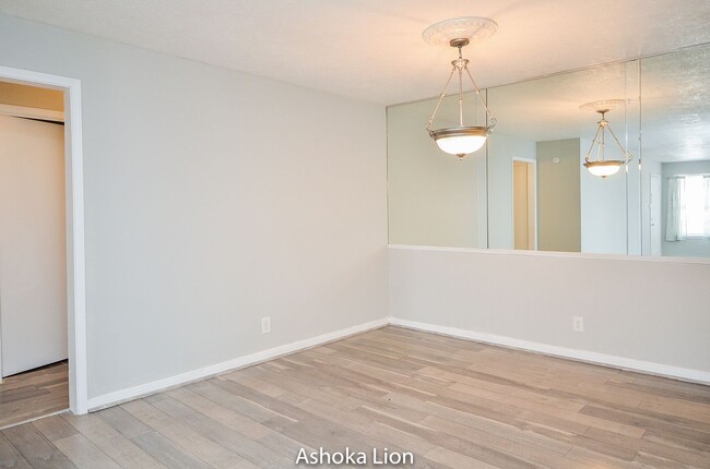 Building Photo - Wonderful 2 bedroom condo in a gated commu...