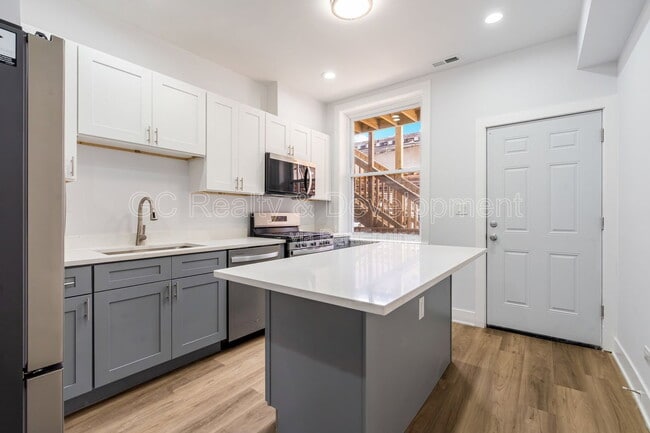 Building Photo - 3744 N Wilton Ave