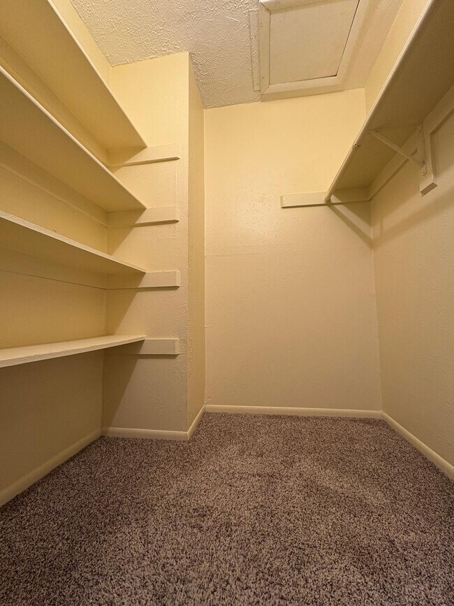 Building Photo - 802 Shorewinds Dr