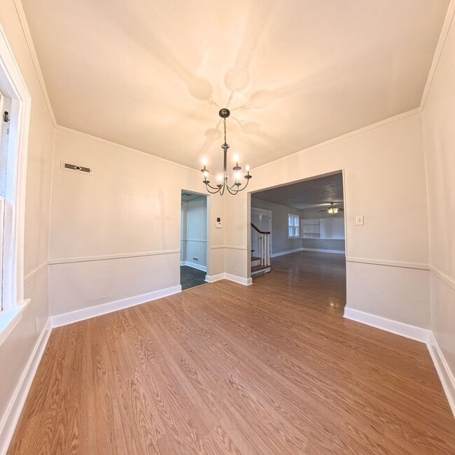 Building Photo - Beautiful 3 bedroom 1 bathroom home