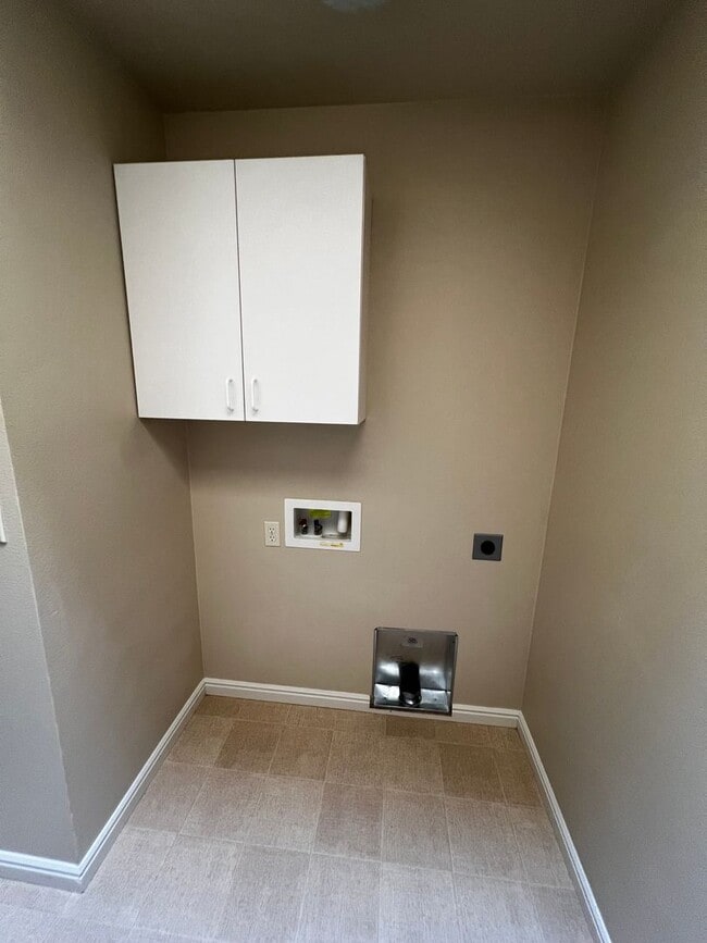 Building Photo - "Luxury Living: Stunning home with marble counter tops & Fireplace!"