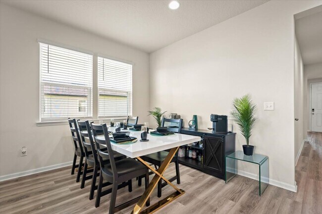 Building Photo - 4 Bedrooms | 2 Bathrooms | Screened Patio ...