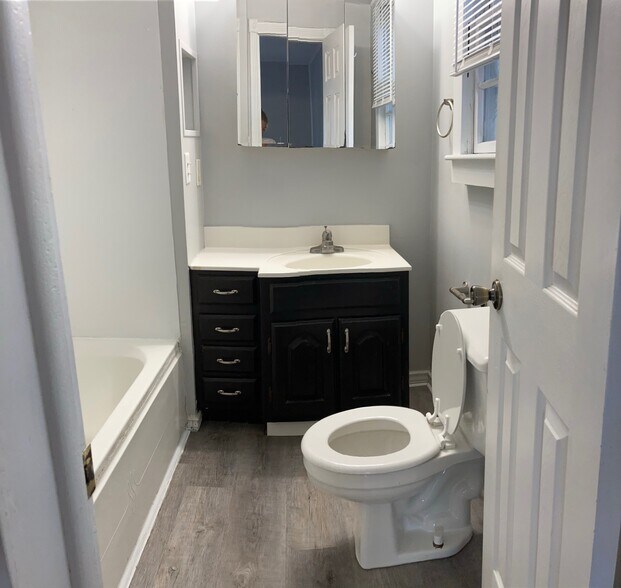 Building Photo - 947 E Market St