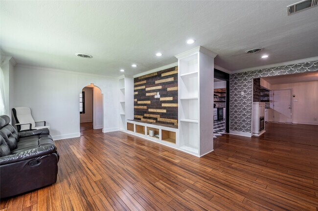Building Photo - 1219 Park Ln