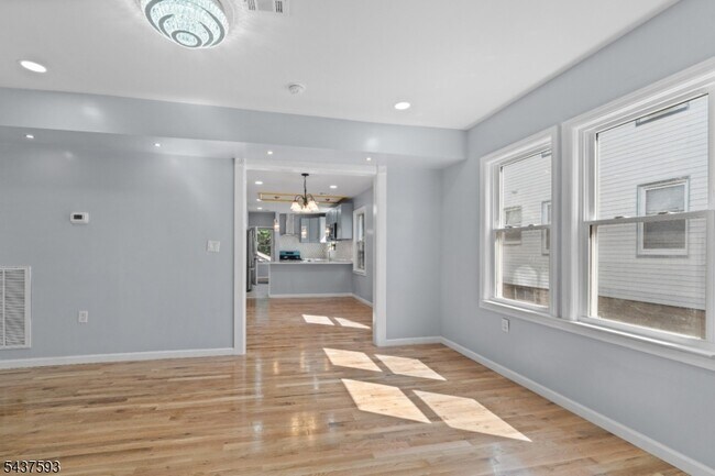 Building Photo - 246 Lincoln Pl