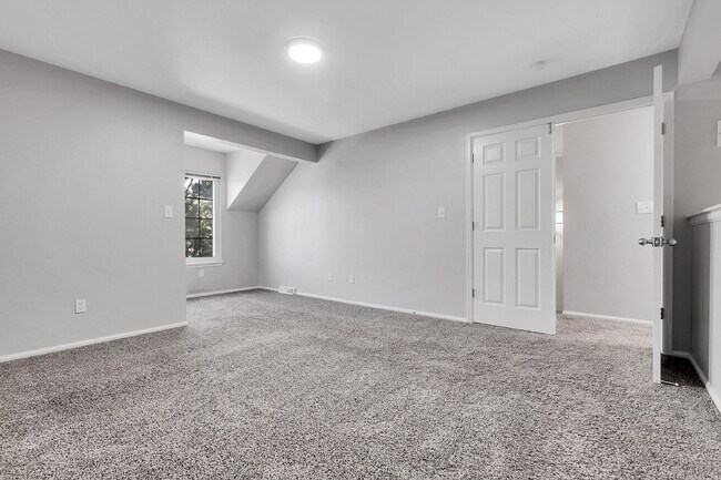 Building Photo - $2,400 - 3 Bed, 2.5 Bath Townhome with Fin...