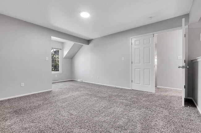 Building Photo - $3,000 - 3 Bed, 2.5 Bath Townhome with Fin...